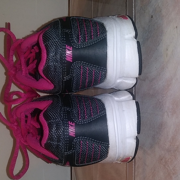 Women's, Nike Air Retaliate2, Sz: 7, Color: Black and Berry Athletic Shoe - Picture 4 of 9